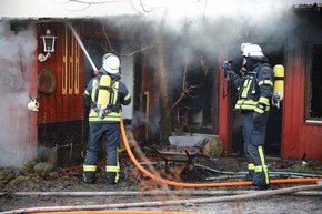FW-SE: Feuer zerstört Hallenkomplex