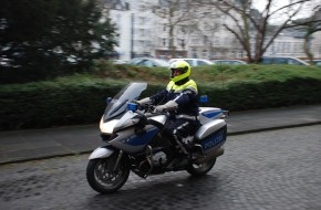 Polizei Düsseldorf: POL-D: Trageversuch - Polizeikradfahrer ab heute in neuer Uniform