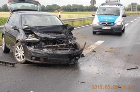 Polizeidirektion Neustadt/Weinstraße: POL-PDNW: (Haßloch) Verkehrsunfall mit Totalschaden - Sattelzug fährt weiter - Zeugenaufruf