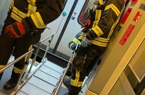 Feuerwehr Neuss: FW-NE: Hilfeleistung auf der S-Bahnstrecke zwischen Neuss und Düsseldorf | 50 Personen betroffen