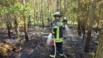 FW Celle: Hohes Einsatzaufkommen bei hohen Temperaturen - u.a. Waldbrand, Pkw-Brand und Heckenbrand!