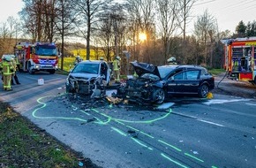 Freiwillige Feuerwehr Menden: FW Menden: Schwerer Verkehrsunfall mit fünf Verletzten