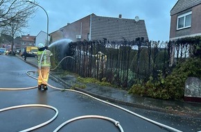 Freiwillige Feuerwehr der Stadt Goch: Feuerwehr Goch: Thuja-Hecke in Flammen