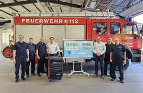 Feuerwehr Beverungen: FW Beverungen: Spendenübergabe an die Löschgruppe Dalhausen / Neue Ausstattung dank lokaler Unternehmen