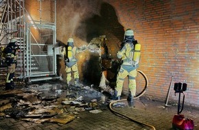 Feuerwehr Essen: FW-E: N&auml;chtliche Brandserie im Essener Norden - zwei Schulen betroffen