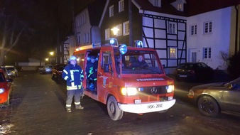 Feuerwehr der Stadt Arnsberg: FW-AR: Feuerwehr bewahrt altes Fachwerkhaus auf der Neheimer Burgstraße vor größerem Schaden