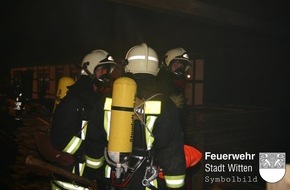 Feuerwehr Witten: FW Witten: LKW klemmt unter Brücke und brennt.