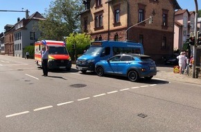 Polizeidirektion Landau: POL-PDLD: Annweiler - Verkehrsunfall mit beteiligtem Klein-Omnibus