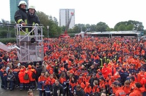 Landesfeuerwehrverband Schleswig-Holstein: FW-LFVSH: Was für ein Bild: 4080 Jugendfeuerwehrangehörige im Hansa-Park