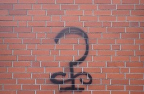 Polizeiinspektion Rotenburg: POL-ROW: Zeugen gesucht: Unbekannter schmiert Symbol an kirchliche Geb&auml;ude in Zeven