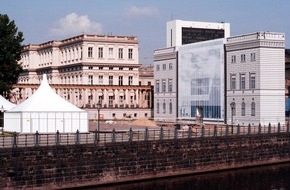 Bertelsmann SE & Co. KGaA: BIG IMAGE - Bertelsmann zeigt an der Schlossbrücke die zukünftige Gestalt der Kommandantur Unter den Linden 1