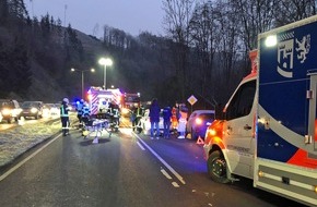 Kreispolizeibehörde Oberbergischer Kreis: POL-GM: Feuerwehr befreit "eingefrorenes" Unfallopfer