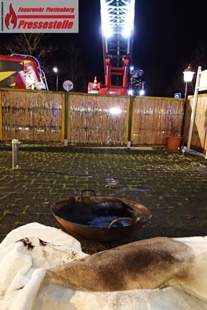 FW-PL: OT-Böddinghausen. Brand in der Küche eines Restaurants. Feuer breitete sich auf Absauganlage aus.