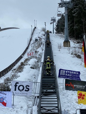 FW-SE: Borsteler Feuerwehrleute erklimmen Skisprungschanze in Oberhof