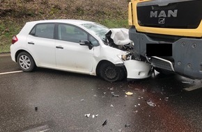 Polizeidirektion Trier: POL-PDTR: Zwei Leichtverletzte nach Verkehrsunfall mit Flucht