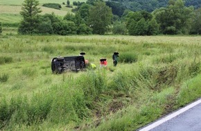 Polizeidirektion Kaiserslautern: POL-PDKL: Mit PKW zu schnell in der Kurve, Fahrer leicht verletzt