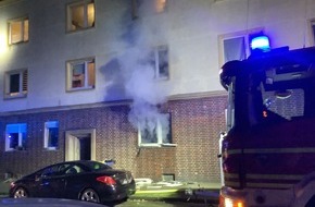 Feuerwehr Gelsenkirchen: FW-GE: N&auml;chtlicher Wohnungsbrand in Schalke - 16 Personen medizinisch gesichtet