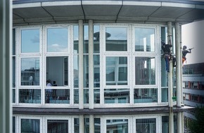 Industrie Kletterer Hamburg: Schmutz ade: Neuer Glanz f&uuml;r geplagte Glas- und Fassadenfl&auml;chen
