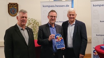 Polizei Eschwege: POL-ESW: >>Stadt Sontra wird Teilnehmer im KOMPASS-Sicherheitsprogramm des Landes Hessen; Polizeipräsident Konrad Stelzenbach überreicht Starter-Set an Bürgermeister Thomas Eckhardt