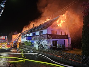KFV-CW: Brand nach Blitzschlag zerstört Wohnhaus und Stallungen / 6 Pferde vor Flammen gerettet/Wasserversorgung zusammengebrochen
