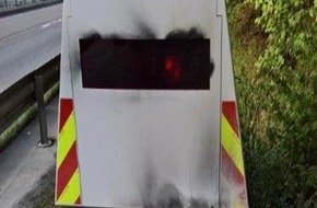 Polizeipräsidium Rheinpfalz: POL-PPRP: Mobiler Radaranhänger in Brand gesetzt