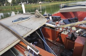 Polizei Duisburg: POL-DU: Rheine: Gütermotorschiff stößt gegen Brücke - Steuerhaus stark beschädigt