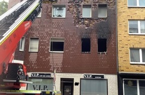 Feuerwehr Oberhausen: FW-OB: Zimmerbrand greift auf Unterkonstruktion der Fassadenverkleidung über