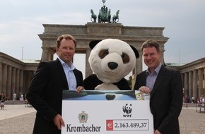 Krombacher Brauerei GmbH & Co.: Krombacher Kronkorkenaktion: 2,1 Mio. Euro an den WWF für den Schutz der Natur / Über eine Million Teilnehmer an der Aktion (BILD)