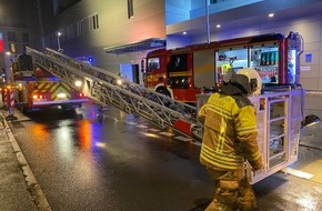 Feuerwehr Dresden: FW Dresden: Starke Rauchentwicklung bei Brand im "Simmel-Gebäude"