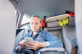 HUK-COBURG: Autopacken mit Sinn und Verstand / Auch kleine Gegenstände sicher verstauen / Mit Dachbox unterwegs: Fahrverhalten anpassen