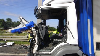 Feuerwehr Kaarst: FW-NE: Schwerer Verkehrsunfall zwischen drei LKW