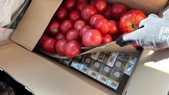 Hauptzollamt Erfurt: HZA-EF: Zoll entdeckt Schmuggelware unter Tomaten / Fahrer versteckt 7.000 Zigaretten und 20 Liter Alkohol und muss nun rund 1.400 Euro Steuern zahlen