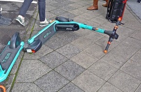 Polizei Mettmann: POL-ME: Schwer verletzt beim Sturz mit E-Scooter - Hilden - 2210006