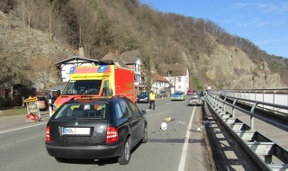 Polizeiinspektion Hameln-Pyrmont/Holzminden: POL-HM: Rettungshubschraubereinsatz nach Verkehrsunfall mit mehreren Beteiligten und einem schwer verletzten Motorradfahrer