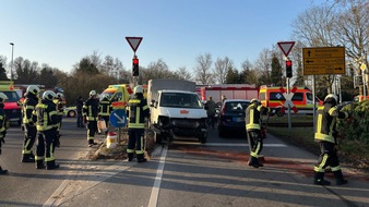 FW-AUR: Eingeschlossene Person nach Verkehrsunfall vermutet