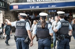Bundespolizeiinspektion Hamburg: BPOL-HH: Mann entbl&ouml;&szlig;t sich vor Bundespolizisten und greift Polizeibeamten an-