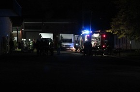 Feuerwehr Dinslaken: FW Dinslaken: Brand in einer Wäscherei in Eppinghoven