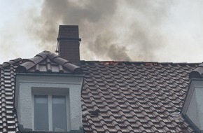 Feuerwehr Dresden: FW Dresden: Dachstuhl- und Garagenbrand fordern Einsatz der Feuerwehr