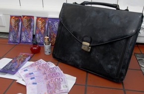 Polizei Düsseldorf: POL-D: Schmuckraub auf der Königsallee - Polizei fahndet nach Räuberpärchen - Bilder sichergestellter Beweismittel