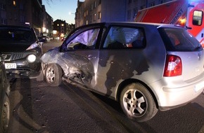 Polizei Duisburg: POL-DU: Alt-Hamborn: Vorfahrt missachtet - Vier Verletzte nach Unfall