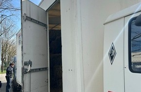 Polizeiinspektion Waldfischbach-Burgalben: POL-PIWFB: Diebstahl von Heuquadern aus Pferdetransporter