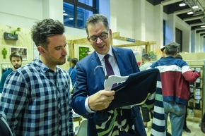 Xoom präsentiert nachhaltig produzierte Mode - Bundesentwicklungsminister Müller auf der Modemesse Panorama Berlin: &quot;Verantwortung für Mensch und Umwelt zeigt sich auch bei der Kleiderwahl.&quot;