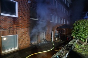 FW Ratingen: Ausgedehnter Kellerbrand in einem Gewerbeobjekt mit Menschenrettung über Drehleiter
