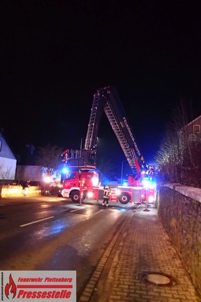 FW-PL: OT-Stadtmitte. Wohnungsbrand forderte die Feuerwehr. Brand war in Zwischendecke und Dachstuhl übergeschlagen. Bewohner verletzt.