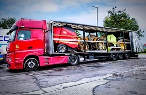 Polizeipräsidium Mittelhessen - Pressestelle Gießen: POL-GI: A5 bei Grünberg: Traktorfront ragt von Ladefläche - Autobahnpolizei stoppt gefährlichen Transport