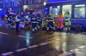 Feuerwehr München: FW-M: Fußgänger von Trambahn erfasst (Schwanthaler Höhe)