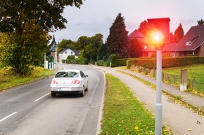 Blitzer, Benzin, Bußgelder / Neue Regelungen auf den Straßen ab 2024