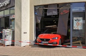 Polizei Braunschweig: POL-BS: Verkehrsunfall endete im Kassenbereich eines Supermarkts