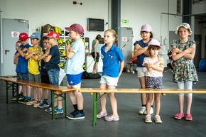 FW-AR: Vierbeiniger Besuch begeistert die Kinderfeuerwehr Bruchhausen-Niedereimer