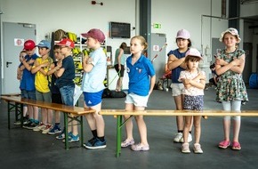 Feuerwehr der Stadt Arnsberg: FW-AR: Vierbeiniger Besuch begeistert die Kinderfeuerwehr Bruchhausen-Niedereimer
